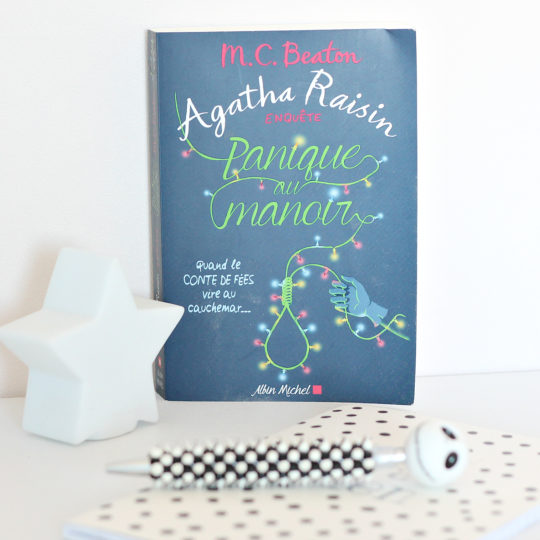 Panique au Manoir – Agatha Raisin : jolie illustration de couverture !